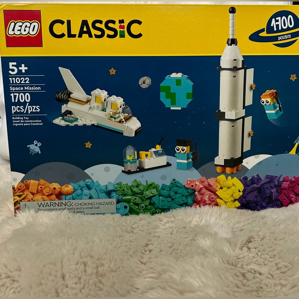 Lego Classic Space Mission Set- 1700 pieces - Picture 1 of 7